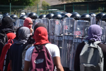 Normalistas de Ayotzinapa intentan tomar caseta de Palo Blanco en la Autopista del Sol