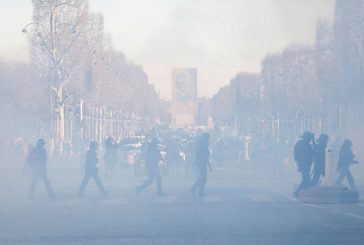 Policía dispersa con gases protesta contra medidas anticovid en París