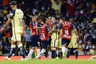 Chivas dejo escapar la victoria,  con un hombre más, en el clásico del fútbol mexicano