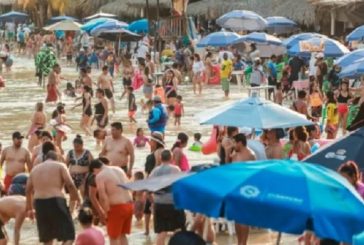 Playas mexicanas abarrotadas por megapuente