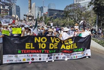 Marchan en contra de la consulta de Revocación de Mandato