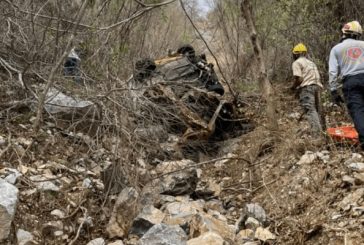 Localizan a pareja sin vida en auto desbarrancado en Cihuatlán