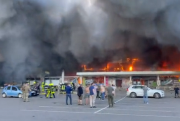 Misil ruso destruye centro comercial en Ucrania