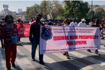 Policías jubilados protestan para exigir pagos atrasados por 15 meses