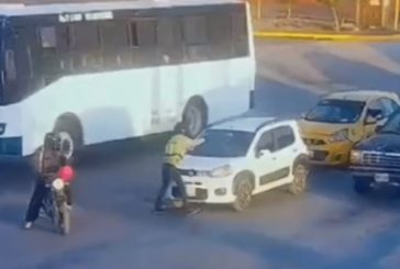 Captan momento exacto en que motosicarios matan a balazos a conductor de auto en Coahuila