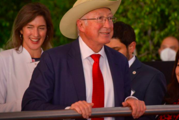 KEN SALAZAR PIDE “RESPETO ABSOLUTO” A ESTRATEGIA DE SEGURIDAD DE AMLO