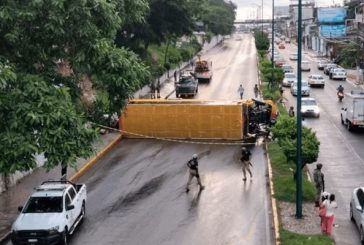 Camión de pasajeros vuelca en Acapulco; hay a menos 11 lesionados y un muerto