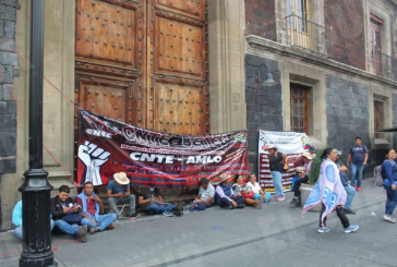 Protestan integrantes de Ceteg frente a la SEP en demanda de diálogo