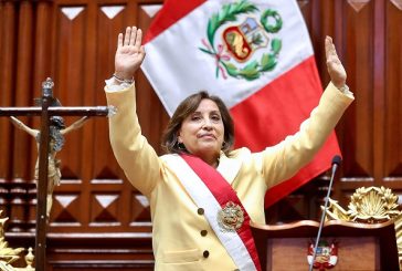 Dina Boluarte jura como primera presidenta de la historia de Perú