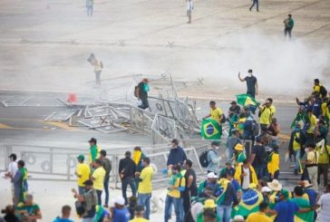 Partidarios de Bolsonaro chocan con la policía afuera del Congreso de Brasil