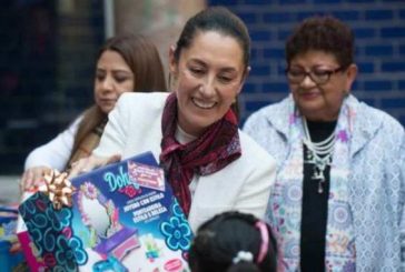 Sheinbaum parte la Rosca y entrega juguetes a niños