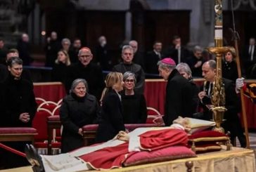 Fieles despiden al papa Benedicto XVI entre incógnitas sobre su funeral