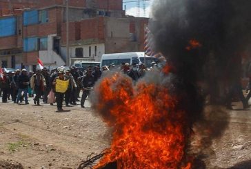 Decreta Perú toque de queda en la zona de Puno tras violentas protestas