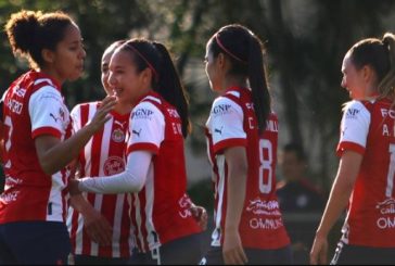 Chivas vence a Puebla y mantiene invicto en el torneo