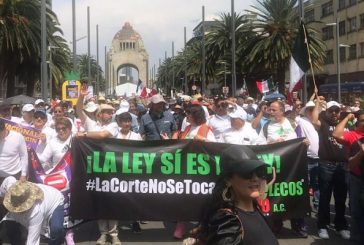 Marchan en defensa de la Suprema Corte