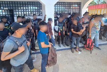 Ubica INM a 130 migrantes en camión en Veracruz