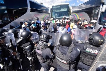 Chocan manifestantes y fuerzas del orden en la México-Acapulco