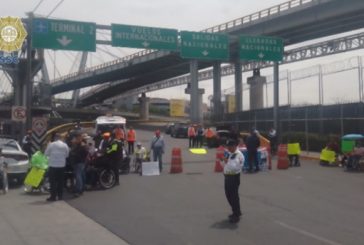 Manifestantes bloquean accesos a Terminal 1 del AICM