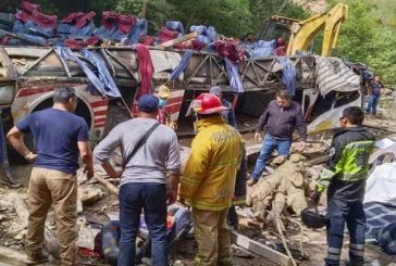 Volcadura de autobús en Oaxaca deja al menos 26 muertos y 18 heridos