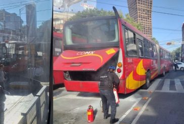 Metrobús se incendia en Avenida Xola; desalojan a pasajeros