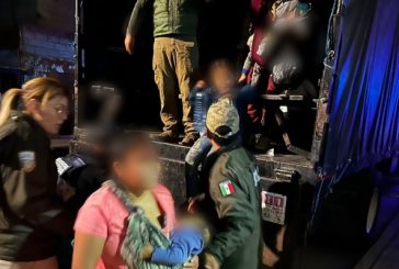 Hallan 231 migrantes en contenedor de camión en la México-Puebla