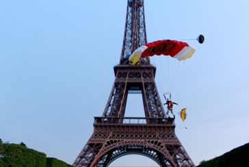 Hombre salta de paracaídas desde la Torre Eiffel antes de ser detenido