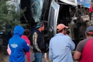 Choque entre tren y autobús deja seis muertos en Querétaro 
