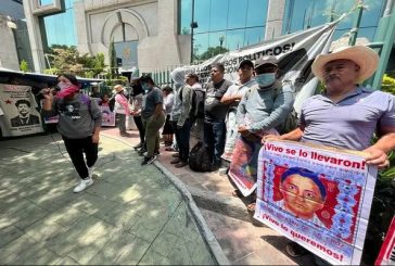 Madres y padres de estudiantes se manifiestan afuera de la Judicatura Federal