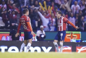 Chivas derrota a Puebla en el Cuauhtémoc