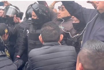 Policía de SSC arremete contra manifestantes frente a Fiscalía CDMX