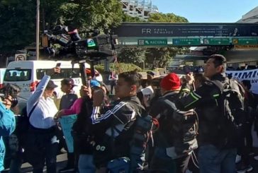 Manifestantes bloquean acceso a Terminal 1 del AICM