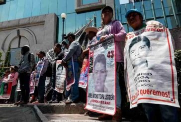 Padres y madres de Ayotzinapa acusan al gobierno de autoritario