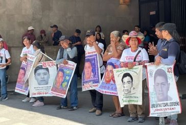 Normalistas de Ayotzinapa advierten que no retirarán plantón del Zócalo