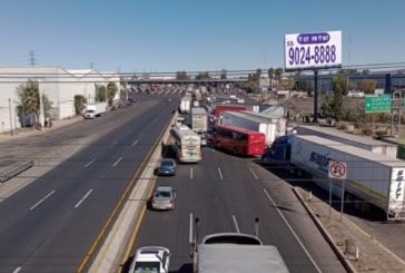 Transportistas bloquean carriles de la México-Querétaro