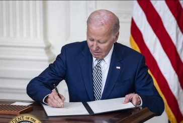 Biden firma un nuevo paquete presupuestario tras aprobación del Congreso