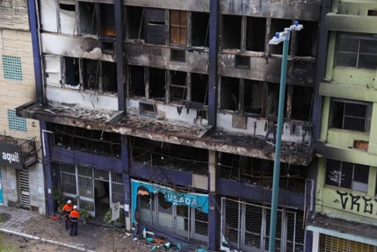 Al menos 10 muertos en incendio de albergue de sintecho en Brasil
