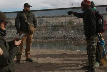 Migrantes apedrean a personal de migración en Ciudad Juárez; los acusan de amagarlos y robarles