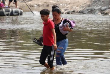 Aprovechan migrantes que nivel de rio Suchiate sea reducido a la mitad, para cruzar a México
