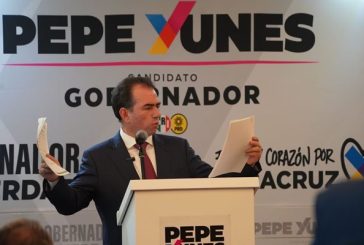 Presenta José Yunes denuncia a Rocío Nahle por enriquecimiento ilícito