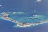 Filipinas envía barcos a atolón en disputa donde China construye una 