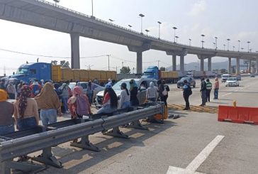 Protestan normalistas de Guerrero en las casetas de la México Cuernavaca