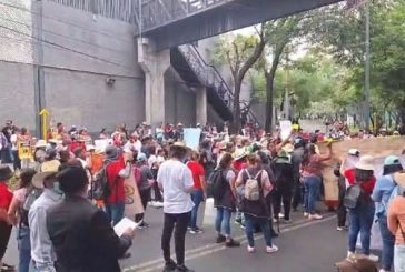 Maestros de la CNTE protestan frente a sede del INE