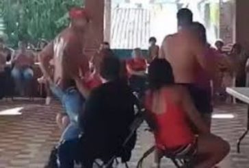 Candidato en Michoacán lleva a acto de campaña strippers para mujeres simpatizantes