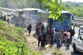 Abandonan a 438 migrantes en tres autobuses en el sur de Veracruz