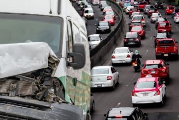 Caída de fragmentos de Autopista Urbana deja dos autos dañados