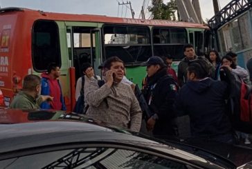 Autobús con pasajeros se estrella contra poste dejando 18 lesionados en AO