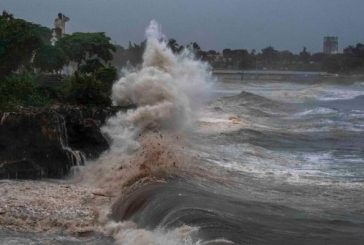 Fuertes oleajes por “Beryl” en el Caribe causan pánico