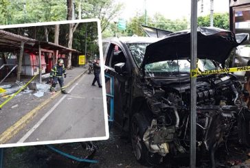 Auto queda destrozado tras estamparse contra un puesto de periódicos y parabús 