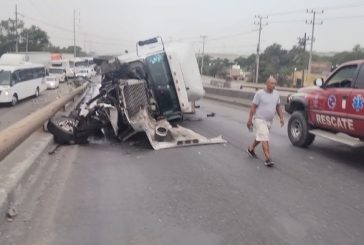 Hombre muere al volcar tráiler en el Libramiento Noroeste en Escobedo