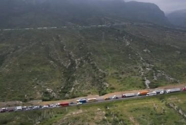 Transportistas ocupan autopista Saltillo-Monterrey; denuncian extorsión 